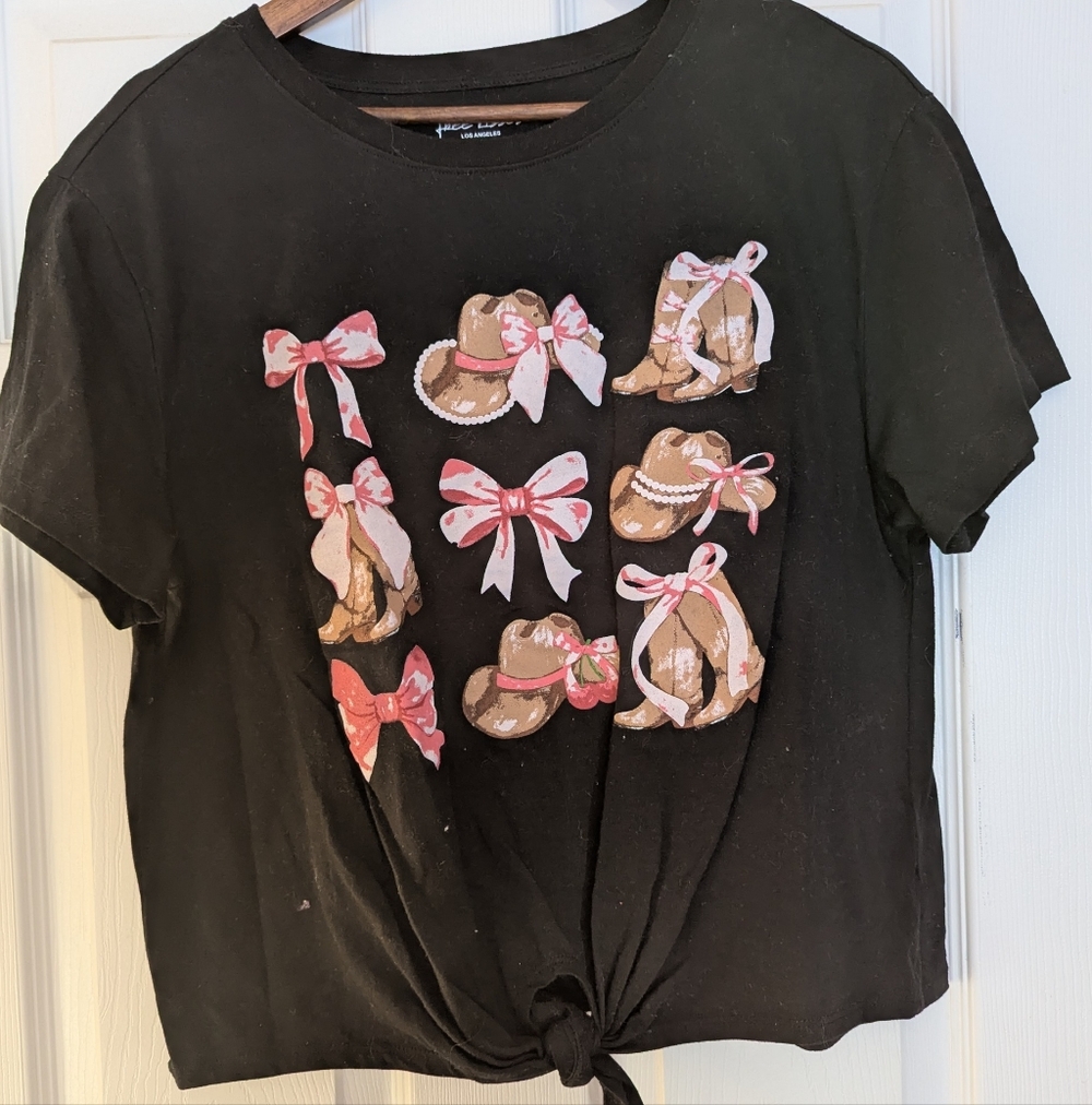 Women's Free Kisses Black Graphic Tee Cropped Boots & Bows